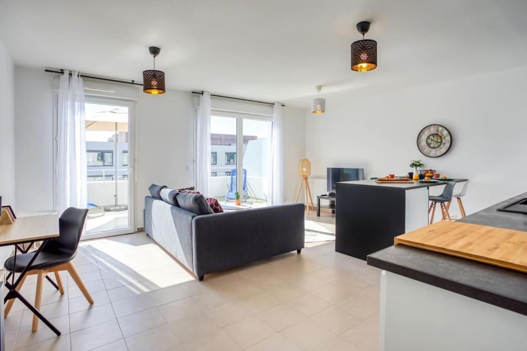 L17 Arenas 3 Balconies 5mins To The Sea Апартаменты